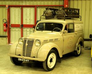 bn073ny,renault,juvaquatre